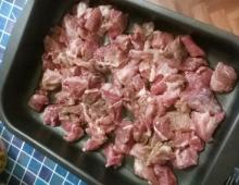 Свинина под шубой в духовке: с картошкой, капустой, огурцами, ананасами